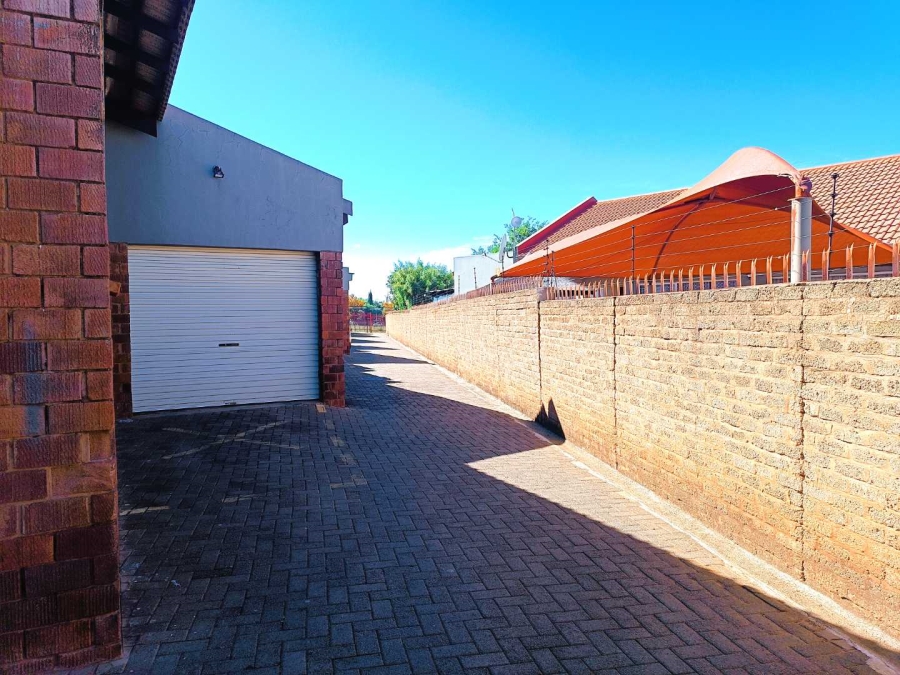 4 Bedroom Property for Sale in Langenhovenpark Free State